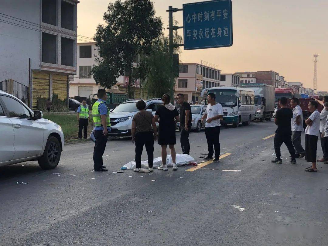 河南鄧州市車禍現(xiàn)場最新報(bào)道，事故現(xiàn)場直擊??????